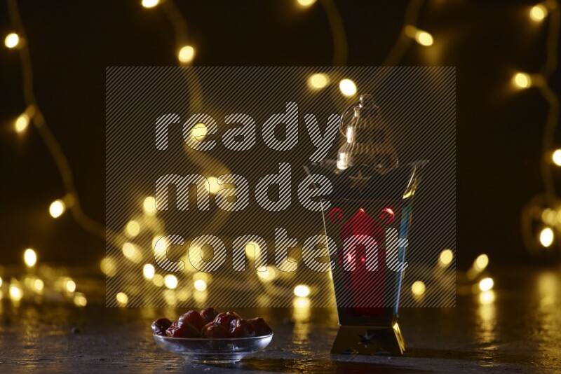 فانوس رمضان تقليدي محاط بأضواء الزينة المتوهجة