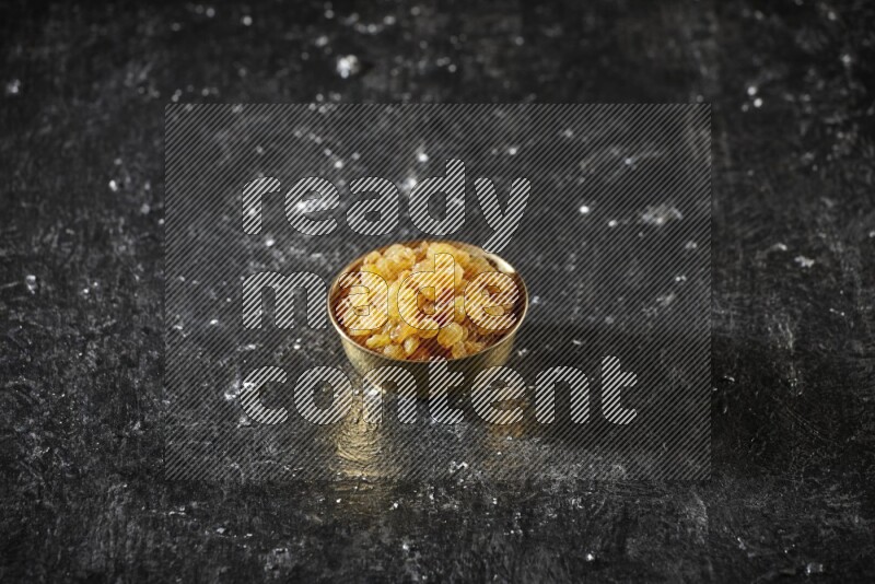 فواكه مجففة في وعاء معدني علي خلفية سوداء