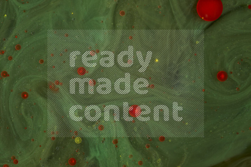 تلتقط الصورة تناثرا للطلاء الأحمر علي خلفية خضراء