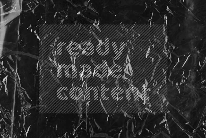 تظهر الصورة سطح من البلاستيك علي خلفية داكنة