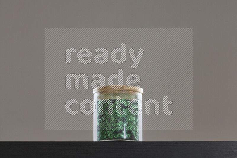 ترتر ملون في وعاء زجاجي علي خلفية سوداء