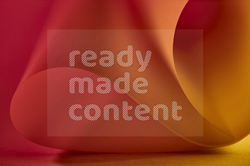 فن تجريدي يعرض منحنيات وتدرجات اللون الذهبي والأحمر مكونه بضوء ملون