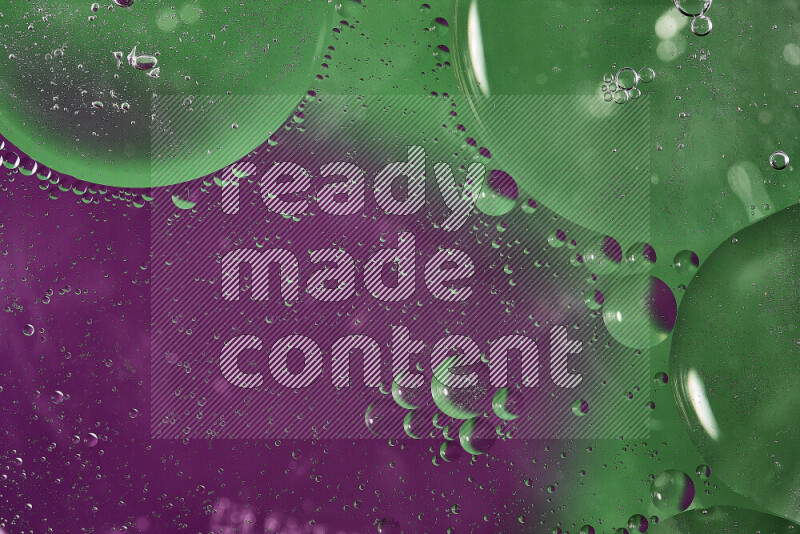 لقطات مقربة لفقاعات من الزيت على سطح الماء باللون الأخضر والأرجواني