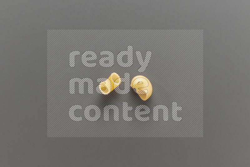 معكرونة هلالية مع أنواع أخري من المعكرونة علي خلفية رمادية