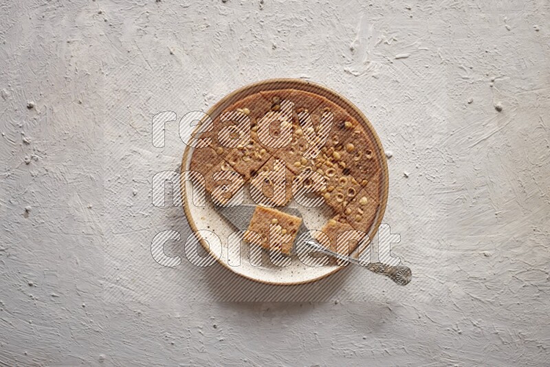 بسبوسة علي خلفية بيضاء خشبية