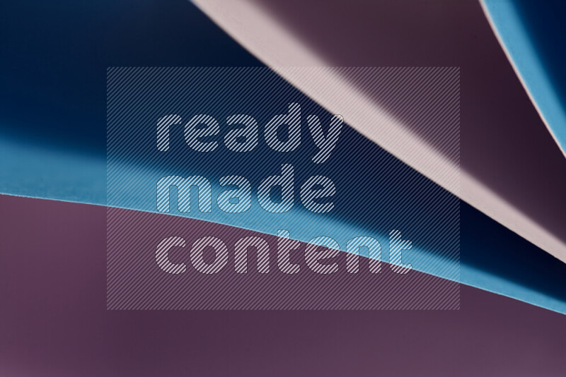 فن تجريدي يعرض المنحنيات المرتبة للأوراق باللون الارجواني والأزرق