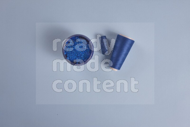 مجموعة من أدوات الخياطة والتفصيل زرقاء اللون على خلفية زرقاء