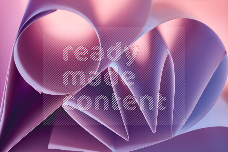 عرض فني لطيات الورق تخلق مزيج من الأشكال الهندسية، مضاءة بإضاءة ناعمة بدرجات اللون الارجواني