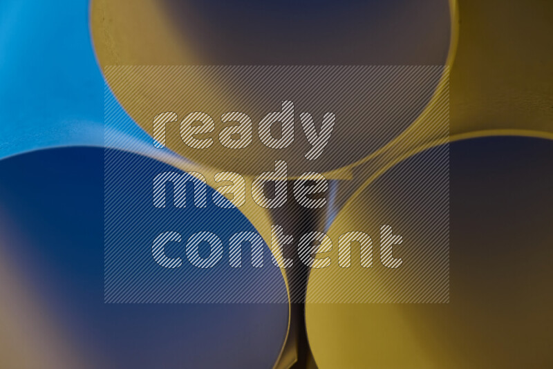 الصورة تعرض فن ورقي تجريدي بأشكال دائرية بدرجات متنوعة من اللون الأزرق والدرجات الدافئة