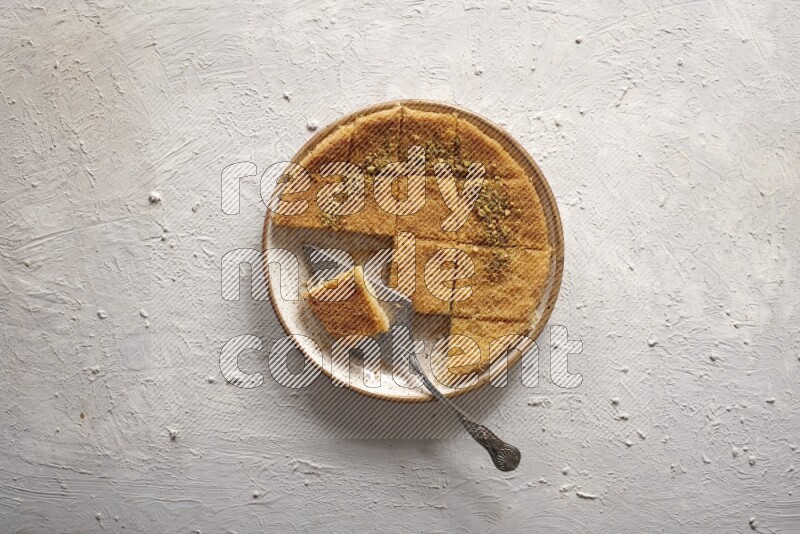 كنافة علي خلفية بيضاء خشبية