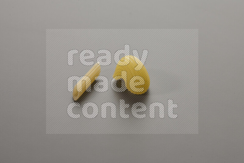 معكرونة فرن صغيرة مع أنواع أخري من المعكرونة علي خلفية رمادية