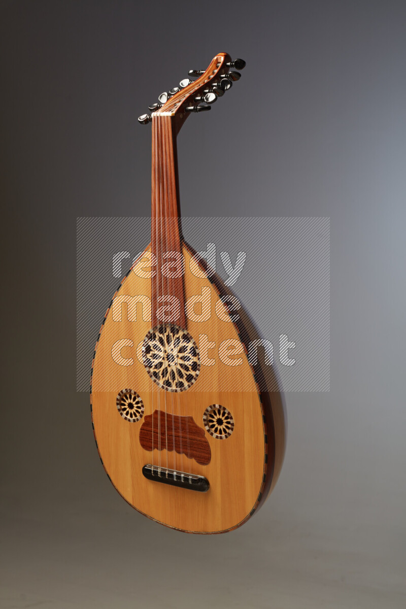 عودي خشبي بني على خلفية رمادية