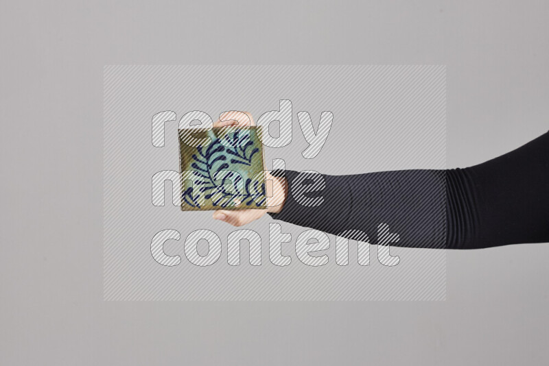 امرأة ترتدي عباءة سوداء تحمل أدوات فخارية مختلفة في أوضاع متعددة