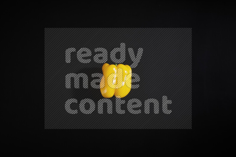 فلفل أصفر حلو علي خلفية سوداء