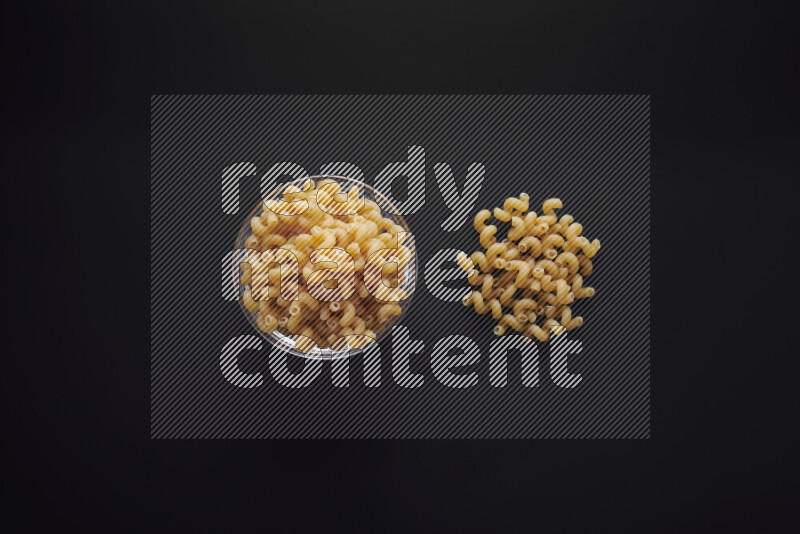 معكرونة تويست في وعاء زجاجي علي خلفية سوداء