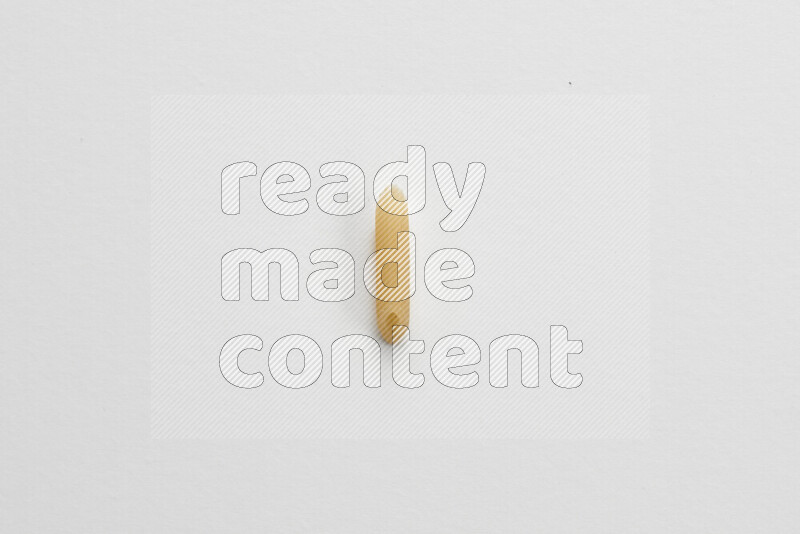 معكرونة فرن صغيرة علي خلفية بيضاء