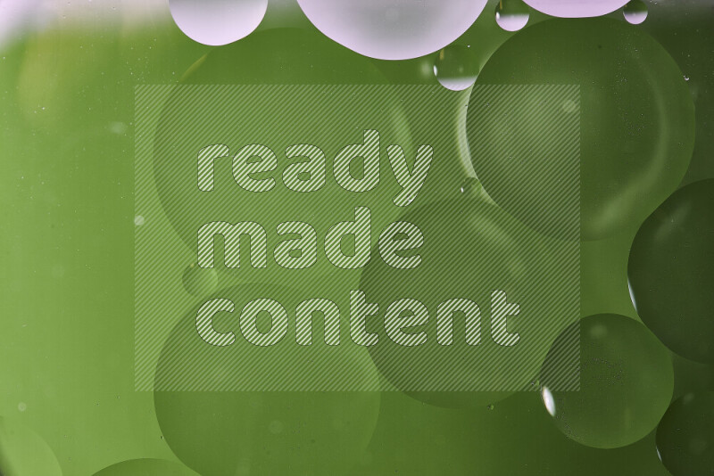 لقطات مقربة لفقاعات من الزيت على سطح الماء باللون الأبيض والأخضر