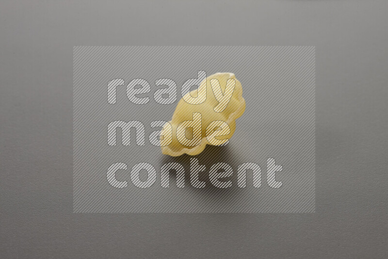 معكرونة قواقع علي خلفية رمادية