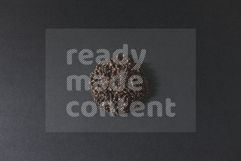 حبوب القرنفل في شكل دائري علي خلفية سوداء