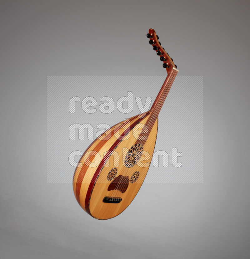 عودي خشبي بني على خلفية رمادية