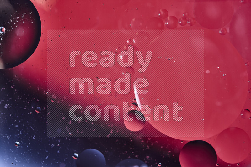 لقطات مقربة لفقاعات من الزيت على سطح الماء باللون الأسود والأحمر