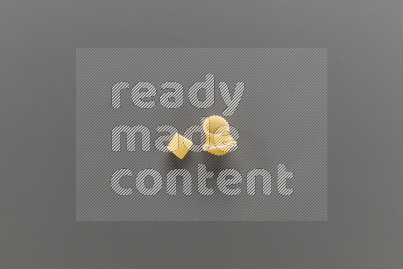 معكرونة خواتم مع أنواع أخري من المعكرونة علي خلفية رمادية