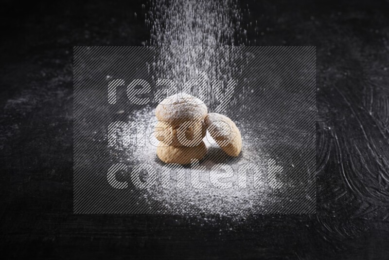 كحك علي خلفية سوداء