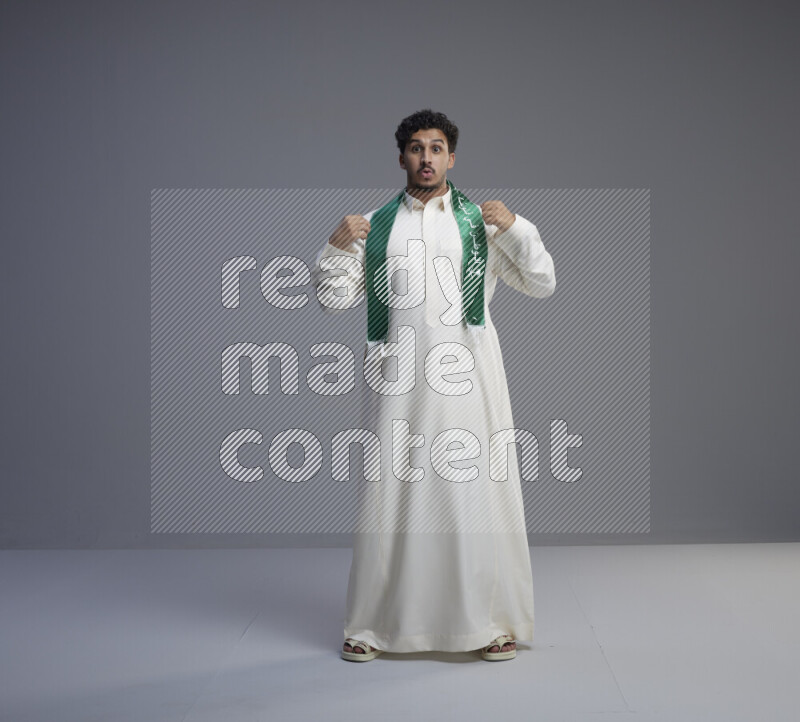 رجل سعودي يرتدي ثوب ابيض و شال يتفاعل مع الكاميرا