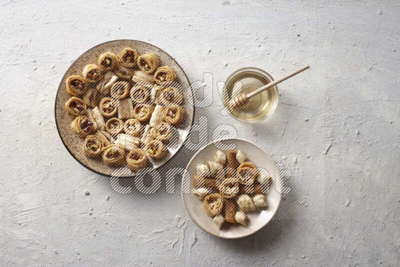 حلويات شرقية في أطباق فخارية مع العسل