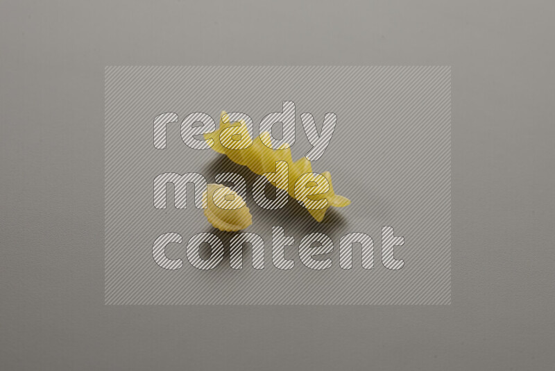 معكرونة ودعة في وعاء فخاري علي خلفية رمادية