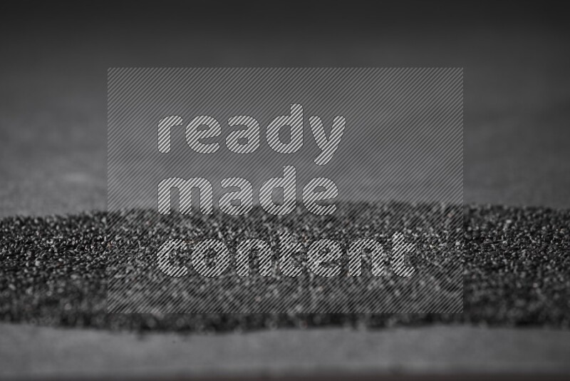 بذور حبة البركة علي الخلفية كاملة علي خلفية سوداء