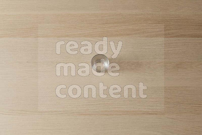 كوب زجاجي فارغ على خلفية خشبية فاتحة