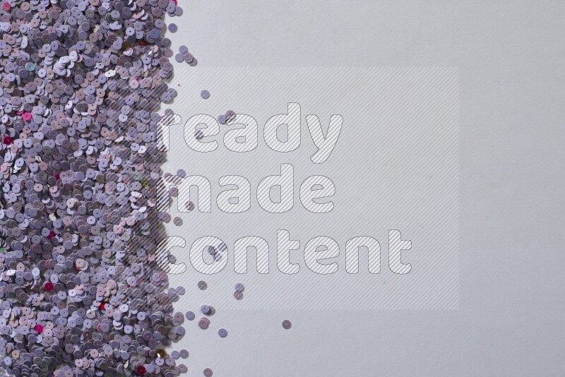 ترتر مسطح متعدد الألوان على خلفية رمادية