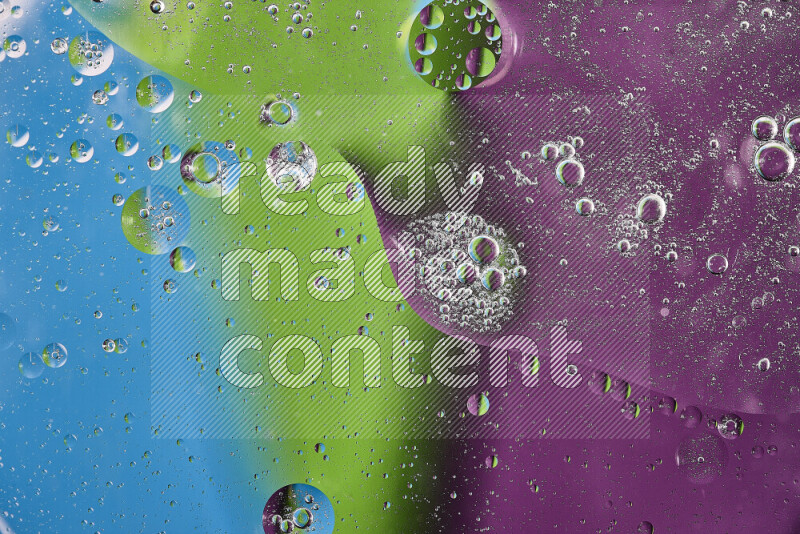 لقطات مقربة لفقاعات من الزيت على سطح الماء باللون الأرجواني والأخضر والأزرق