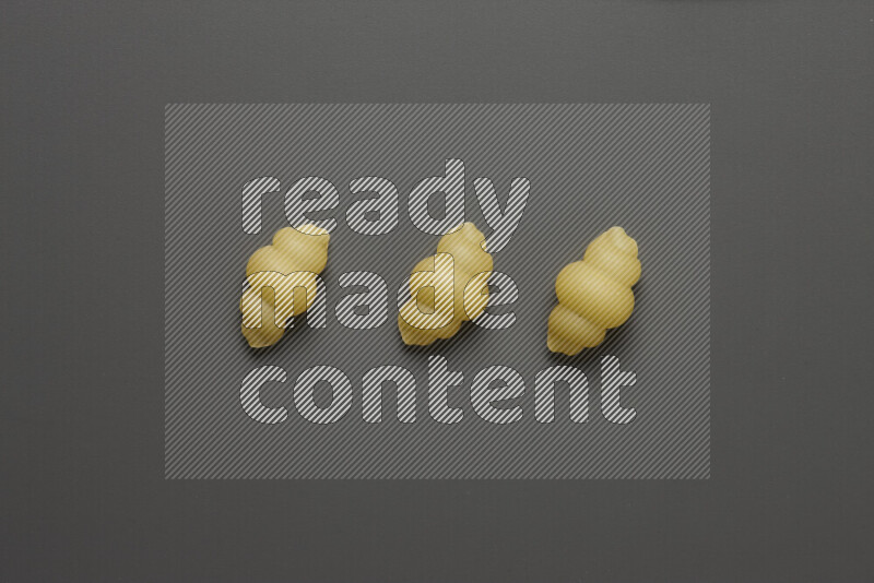 معكرونة قواقع علي خلفية رمادية