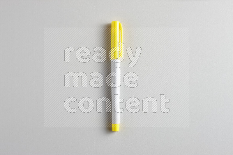 لقطة مقربة تظهر قلما ملونا واحدا بغطاء على خلفية رمادية