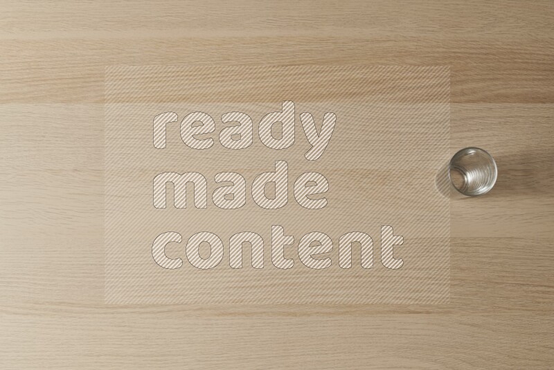 كوب زجاجي فارغ على خلفية خشبية فاتحة