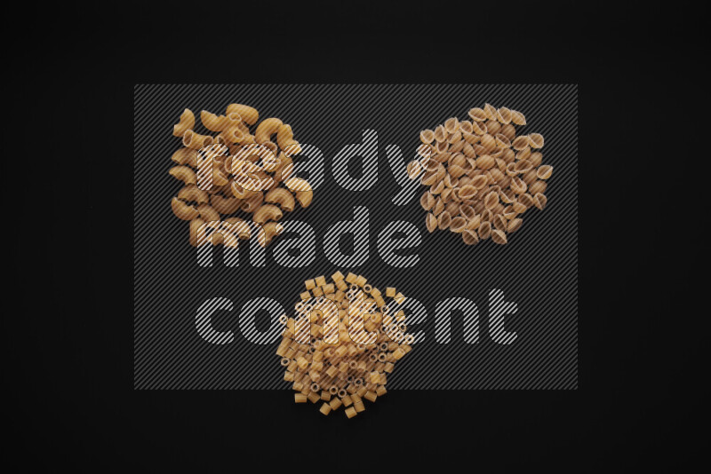 أنواع مختلفة من المعكرونة علي خلفية سوداء