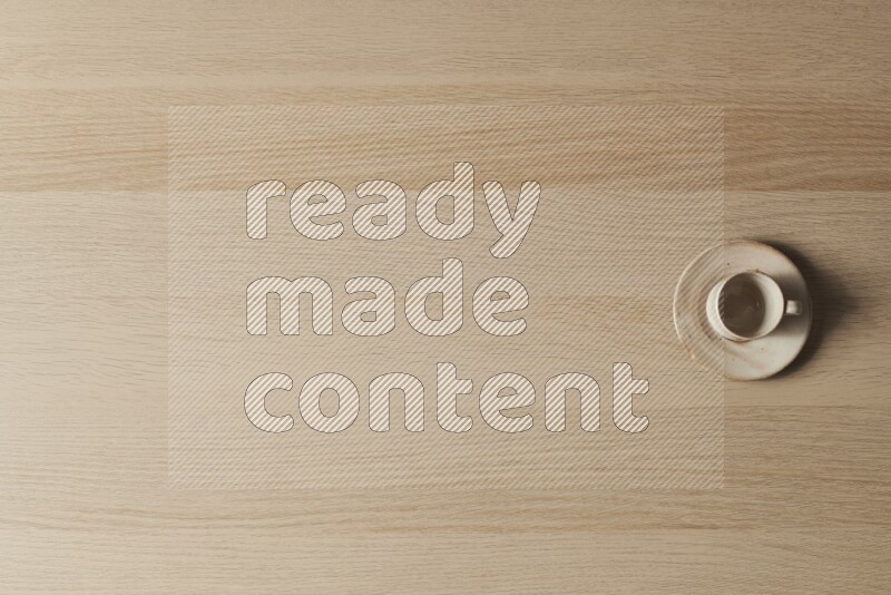 كأس فخاري على خلفية خشبية فاتحة