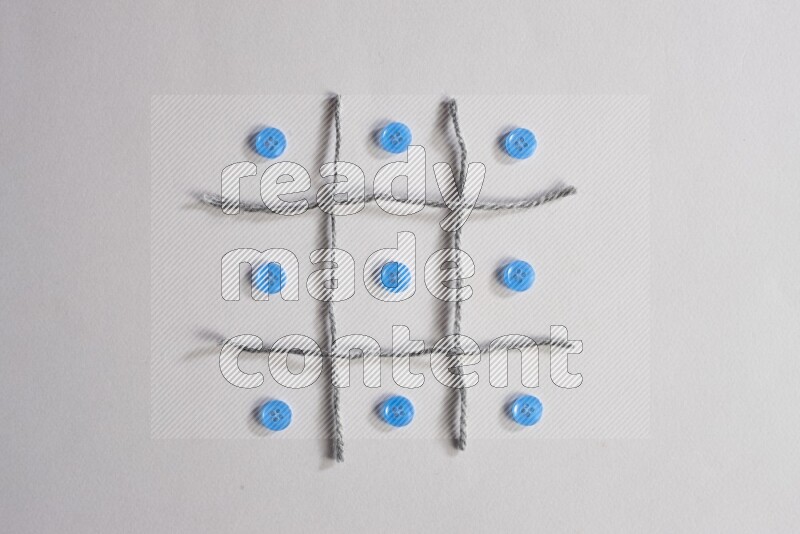 أزرار زرقاء موضوعة علي خلفية رمادية