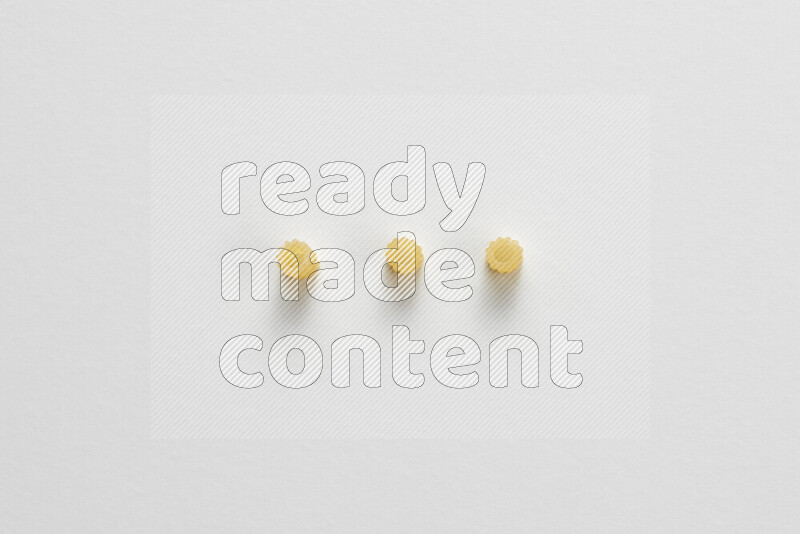 معكرونة مرمرية علي خلفية بيضاء