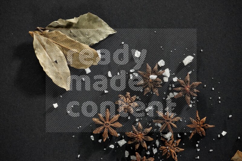 الملح واليانسون النجمي وورق الغار على خلفية سوداء