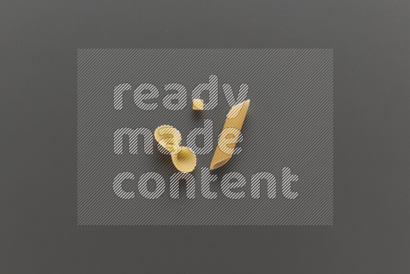 أنواع مختلفة من المعكرونة علي خلفية رمادية