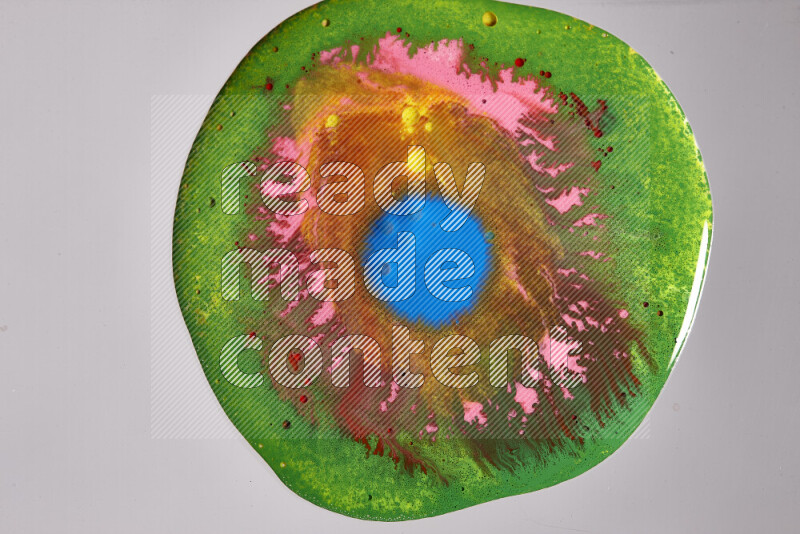 لقطات مقربة لألوان متنوعة تمتزج على خلفية رمادية