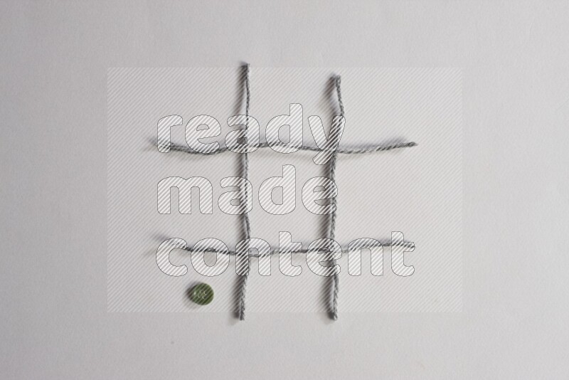 أزرار خضراء موضوعة علي خلفية رمادية