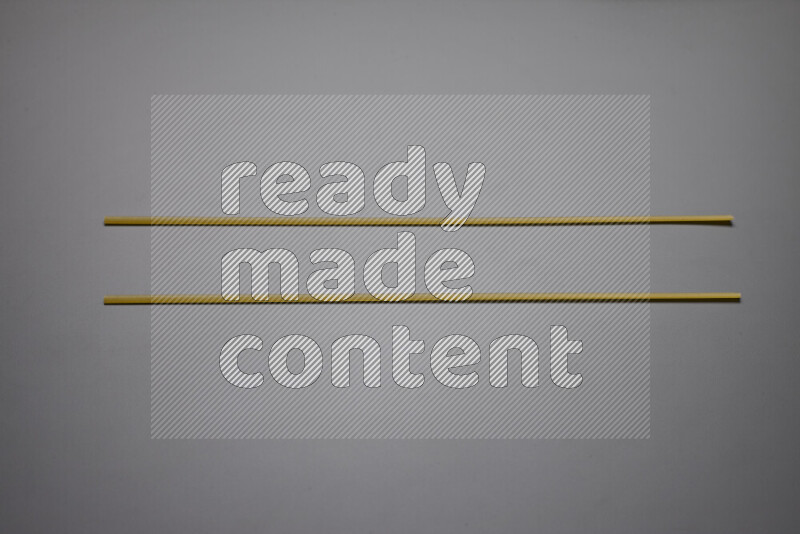 معكرونة شرايط علي خلفية رمادية