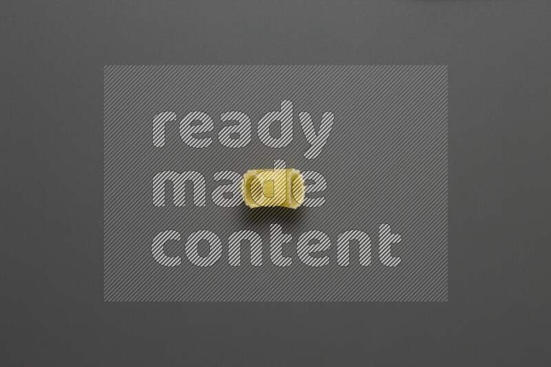 معكرونة هلالية علي خلفية رمادية