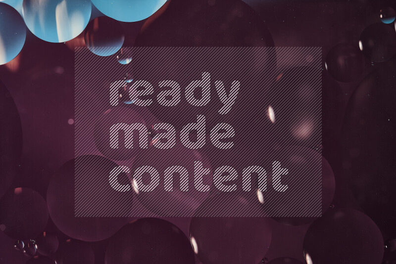 لقطات مقربة لفقاعات من الزيت على سطح الماء باللون الأزرق والأرجواني