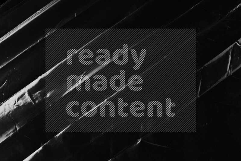 تظهر الصورة سطح من البلاستيك علي خلفية داكنة