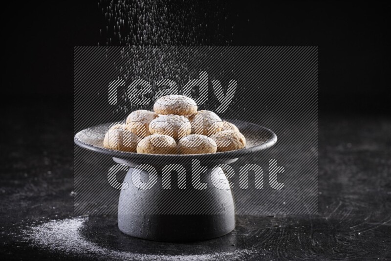 كحك علي صحن تقديم علي خلفية سوداء